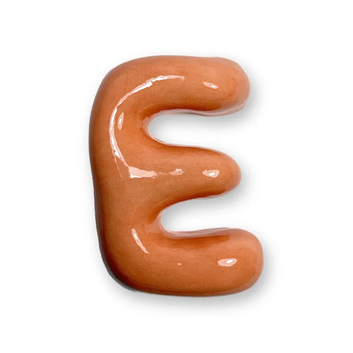 Lettera E in ceramica