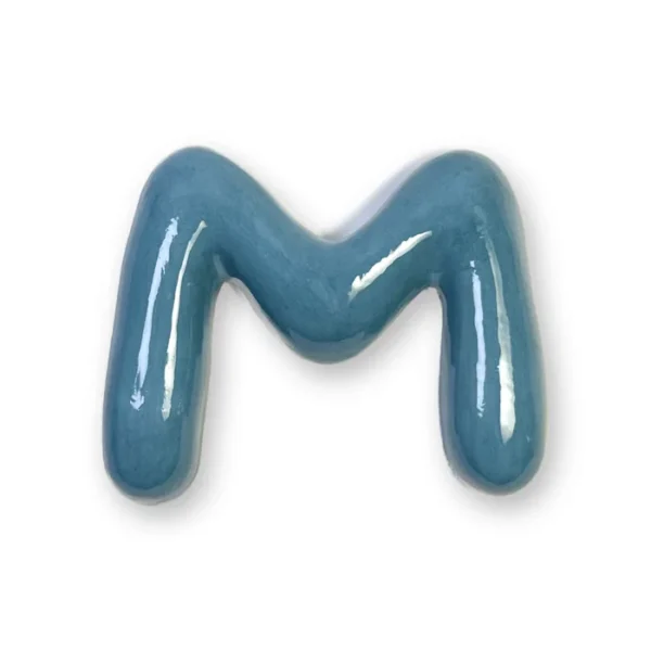 Lettera M in ceramica